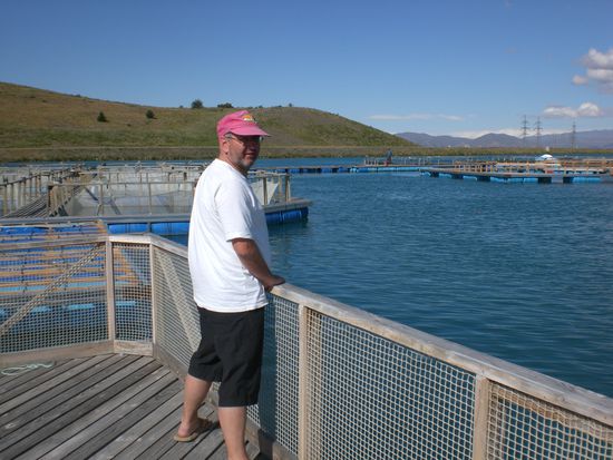 Fredy auf der Lachsfarm in der naehe vom Mount Cook.