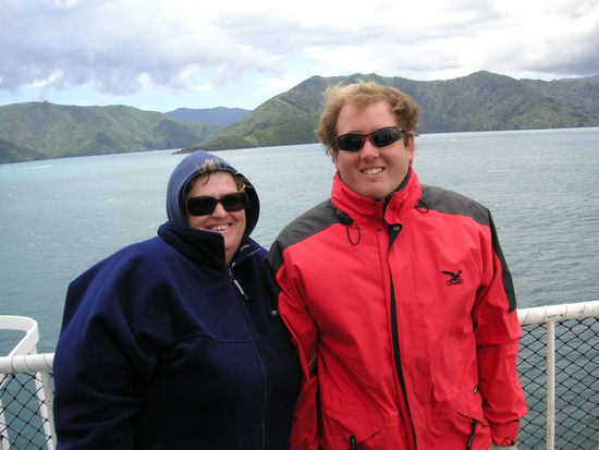 Eva und ich auf der Faehre nach Wellington.