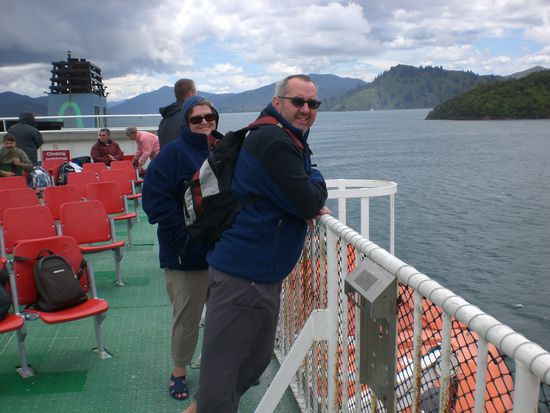 Eva und Fredy auf der Faehre nach Wellington.