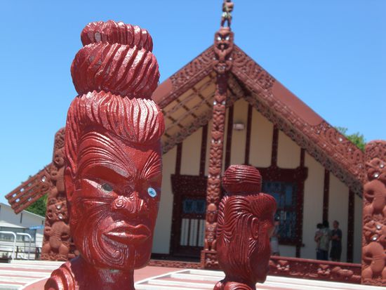 Marae mit Schnitereien.