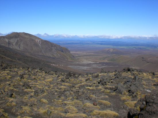 Ausblick von der Passhoehe in die Ebene des Parks.