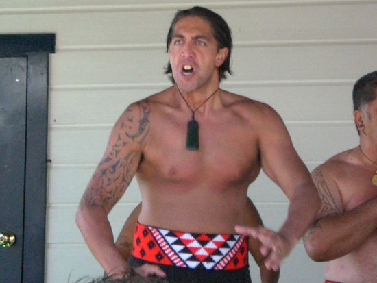 Haka, der bekannte Kriegstanz der Maori. Es war tatsaechlich etwas angsteinfloessend. Der arme Kerl hat schon ganz rote Brueste vom ewigen drauf klopfen..