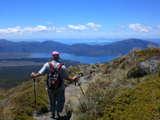 Aussicht auf den Lake Taupo beim Abstieg. Mann, haben wir Glueck mit dem Wetter. Am Vortag war alles vernebelt und kalt.