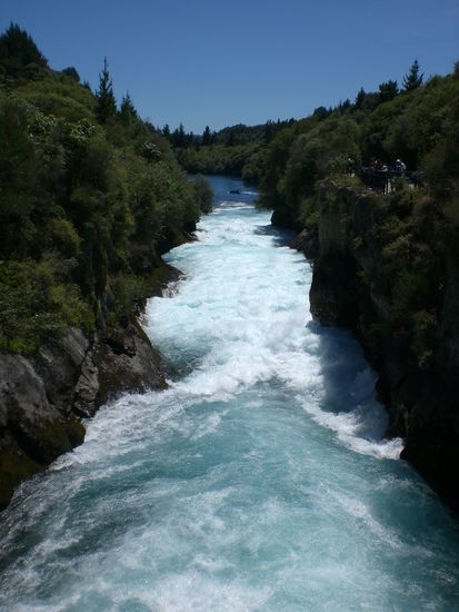 Das soll eines der Highlights sein in Neuseeland. Schweizer Touristiker, los und verkarktet unsere Wasserfaelle besser! Ihr koennt euch das Gedraenge um diesen Wasserfall gar nicht vorstellen...
