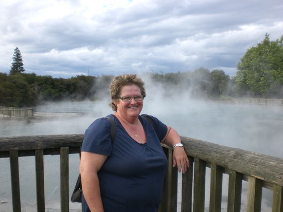 Eva vor einem natuerlichen Pool in Mitten Rotoruas!