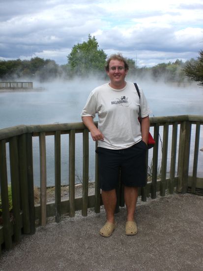 Das bin mal wieder ich vor einem heissen Pool in Rotorua. Die Lufttemperatur war uebrigens so um die 25 Grad.