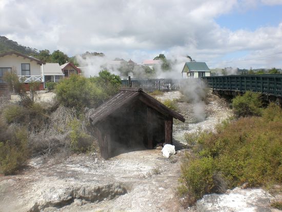 Das Dorf mit alter Huette wie sie frueher gebaut wurden.