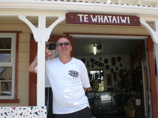 Fredy vor einem Touri Laden.