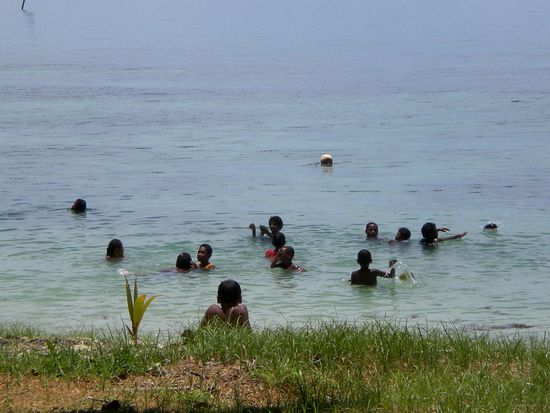 Waehrend der Schulpausen kamen die Kinder zum Baden.