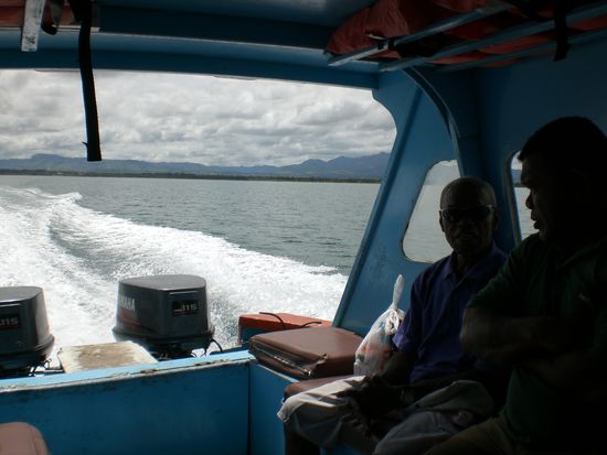 Fahrt mit dem kleinen Boot vom Mainland nach Mana Island.