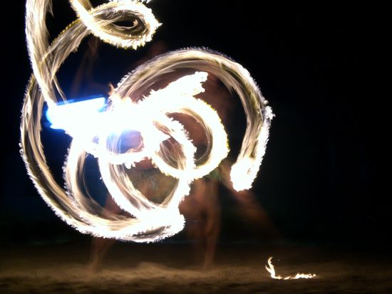 Patrick gibt alles beim Fire Dancing.