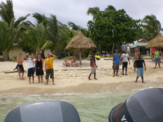 Die Jungs und Maedels beim Tschuess sagen am Strand.