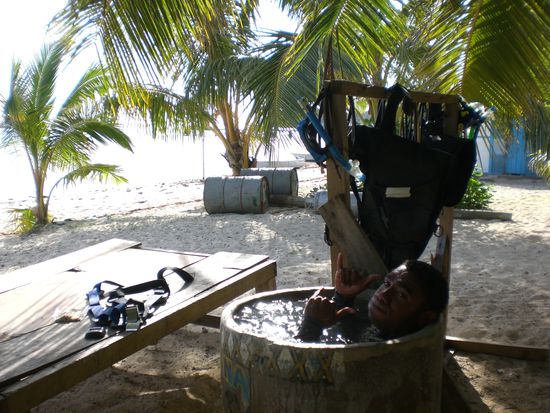 Sam braucht nach dem Speerfischen eine Abkuehlung.