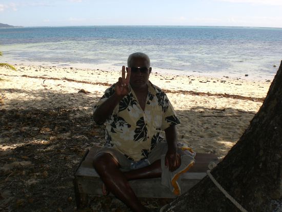 Sela mein alter Kumpel  Lustiger Typ das. Er war fuers Schnorkelzeugs zustaendig aber war immer selbst am Schnorkeln.