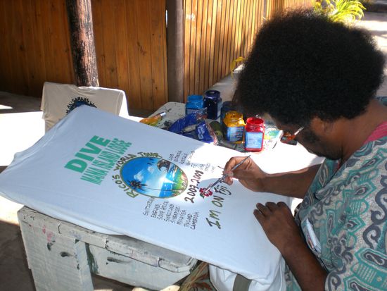 Moses beim Malen meines Shirts.