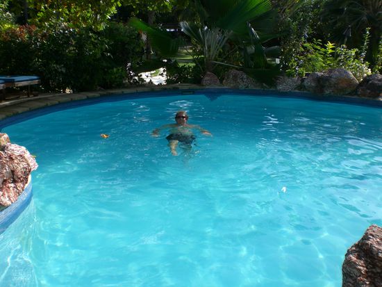 Bad im Pool des teuren Resorts. Hat mich uebrigens niemand erwischt...