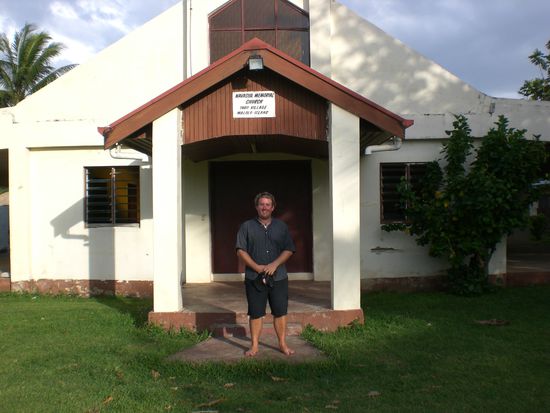 Ich vor der Kirche im Main Village auf einer anderen Insel.