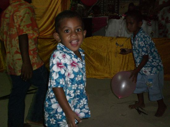 Am Geburtstagsfest. Die Kinder springen ueberall rum und haben voll den Spass.