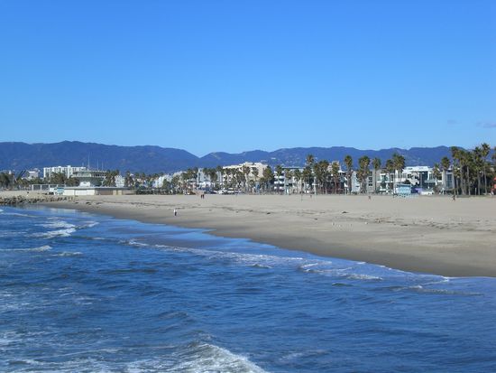 Strand von Venice Beach. Im Hintergrund Hollywood.