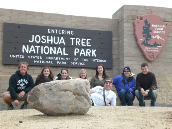 Die ganze Gruppe vor dem Eingang zum Joshua Tree Nationalpark. Vrnl. Holger D, Yankee AUS, Kurt alias Pete USA, Mareike, Anika, Nele, Karina alle D und ich aus der guten alten Schweiz.