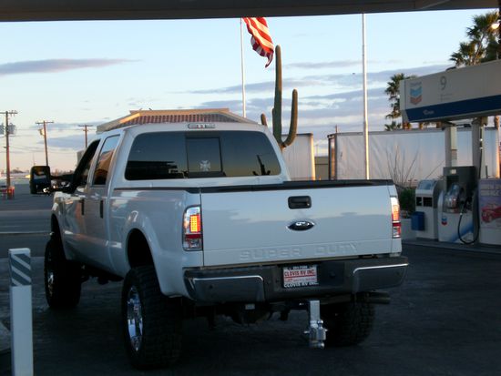 Typisch Amerikanisch. Riesen Auto, USA Flagge und ein Kaktus.