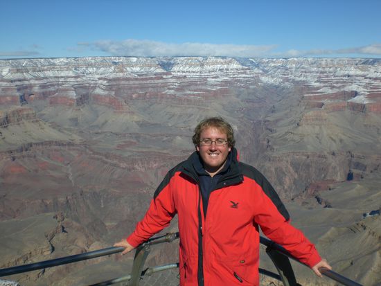 Ich vor dem Grand Canyon und das Foto bringt die Dimensionen dieses Weltwunders einfach nicht wieder. Einfach gigantisch. Merci Maessa!