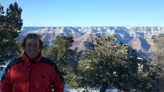 Ich vor dem Grand Canyon. Auf den Spitzen seht ihr den Schnee richtig gut.