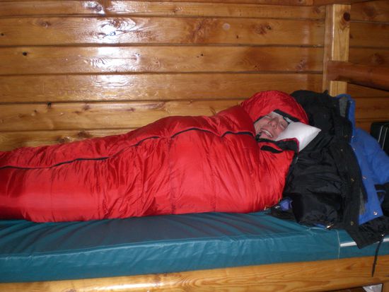 Pete hat zum Glueck einen richtigen Schlafsack dabei!