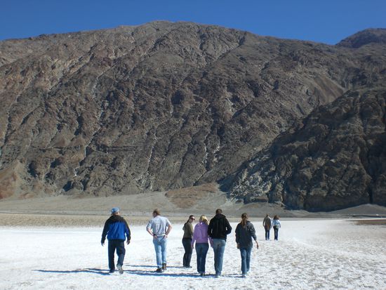 Kleine Wanderung auf dem Salzsee des Death Valley.