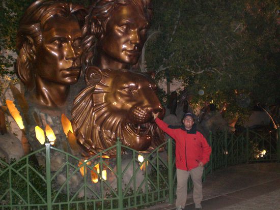 Siegfried und Roi Statue. Leider fehlt dem  Loewe der Nasenring...