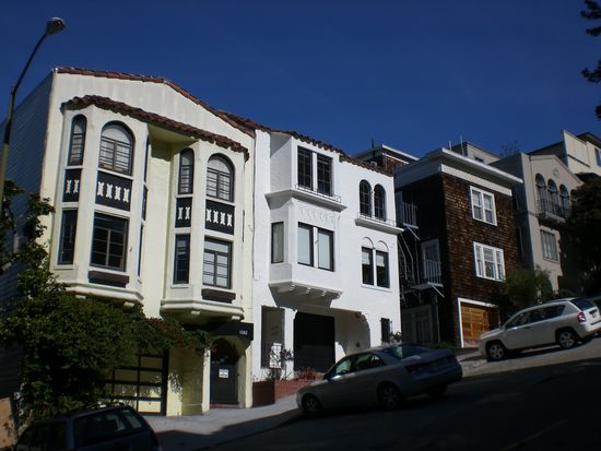 Es ist echt steil hier! Seht ihr wie schraeg die Autos sind?