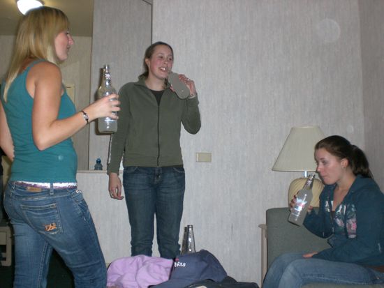 Zimmerparty in Holger und meinem Zimmer. Anika, Nele und Mareike.