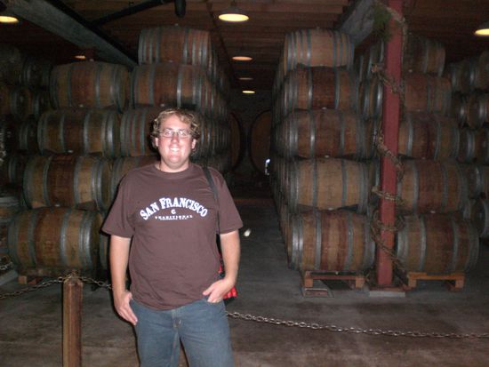 Ich vor den Weinfaessern.