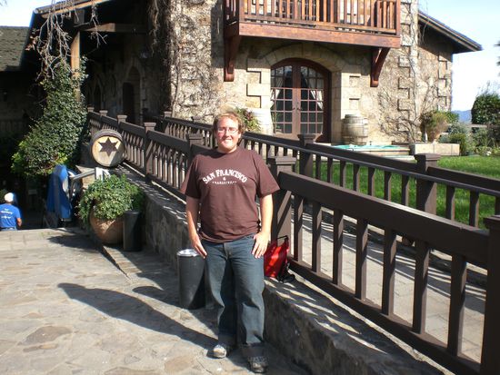 Ich vor dem Gutshaus.