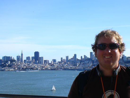 Ich vor der Skyline von San Francisco.