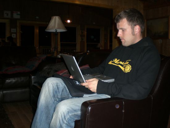 Holger mit seinem PC mit Internet. Vielen Dank nochmals, dass ich deine Kiste fuer den Reisebericht benutzen durfte!