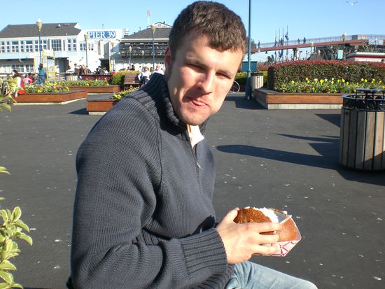 Holger schmeckt die San Francisco Spezialitaet offensichtlich 