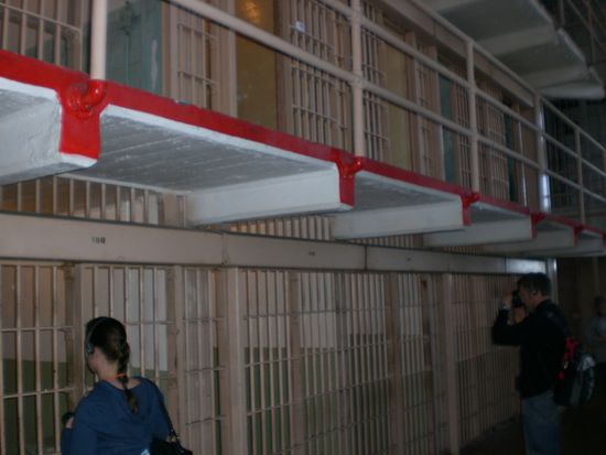 Mareike und Holger vor den Zellen.