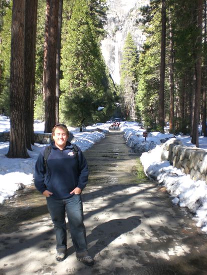 Ich vor dem hoechsten Wasserfall in Nordamerika.