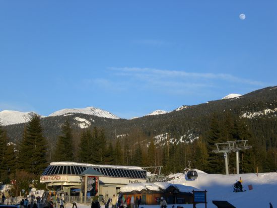 Gondelbahn und Mond.
