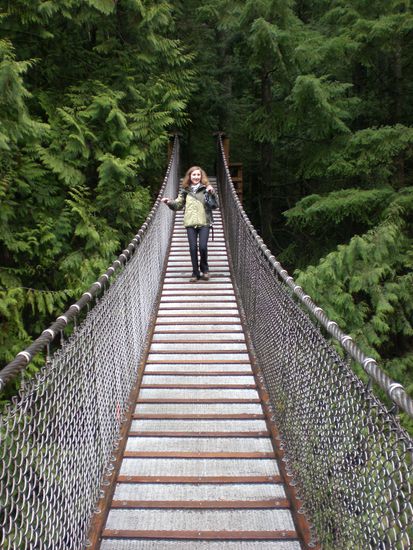 Karina auf der Haengebruecke.