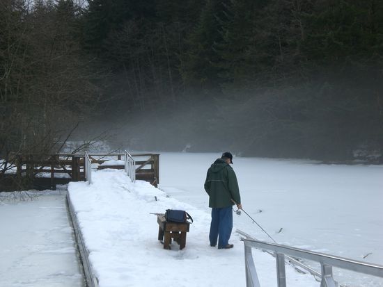Kanadier beim Eisfischen.
