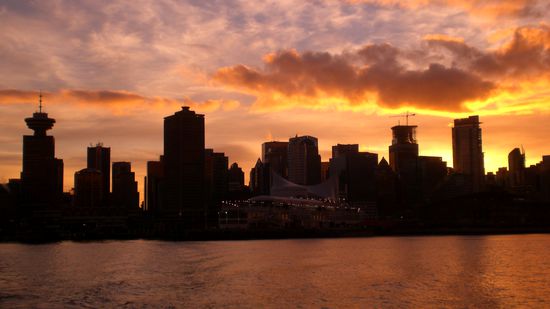 Skyline von Vancouver vom Sea Bus aus.