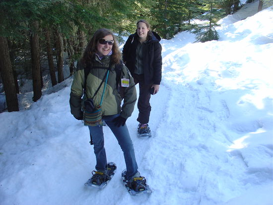 Karina und Nele zum ersten Mal mit Schneeschuhen unterwegs.