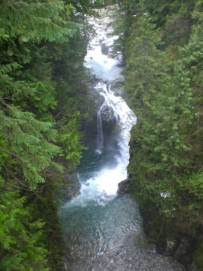 Wasserfall unter der Hängebrücke.