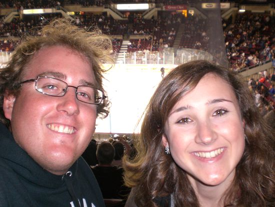 Karina und ich nach dem Eishockey.