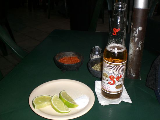 Die haben echt gutes Bier hier. Aber was soll ich mit dem Salz und den Zitronen. Ist das wie beim Tequilla oder was? Werds bestimmt bald heraus finden 