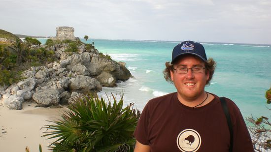 Ich vor den Ruinen von Tulum am Karibischen Meer.