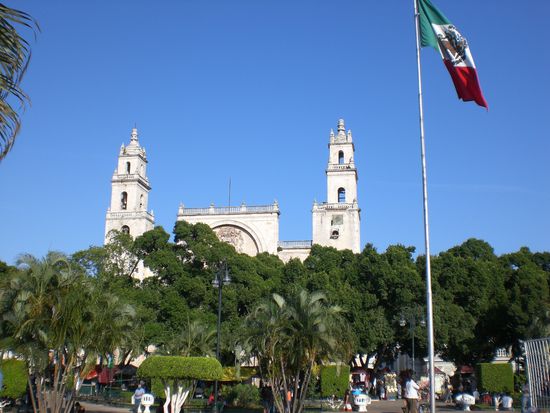 Die Kirche bei Tageslicht mit Stadtplatz.