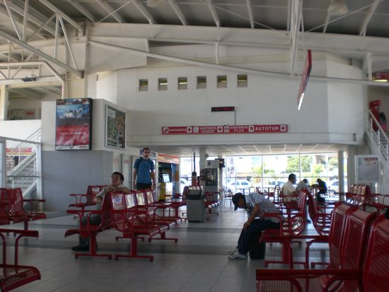 Bei der Bushaltestelle. Hinten links mit dem blauen Shirt ist Patrick.